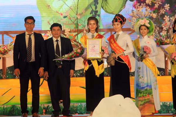 Ông Lê Văn Quý (thứ 2 bên trái), Phó Chủ tịch UBND tỉnh Điện Biên trao giải cho thí sinh