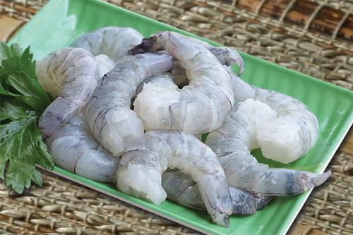Cách bóc vỏ và lấy chỉ tôm siêu nhanh
