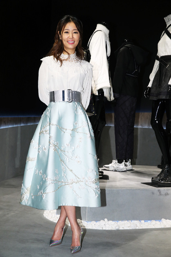 Nàng "Hạ Tử Vy" đi giày cao gót, để lộ eo thon tại sự kiện ở Đài Loan.