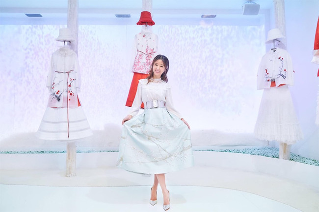 Nữ diễn viên mặc đồ điệu đà, phần eo bó sát, khéo léo bác tin đồn đang mang thai.