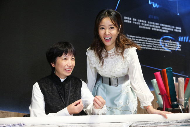 Khi được hỏi về kế hoạch mở rộng gia đình, mỹ nhân 43 tuổi cho biết con cái là quà tặng trời cho nên cô muốn để thuận theo tự nhiên.