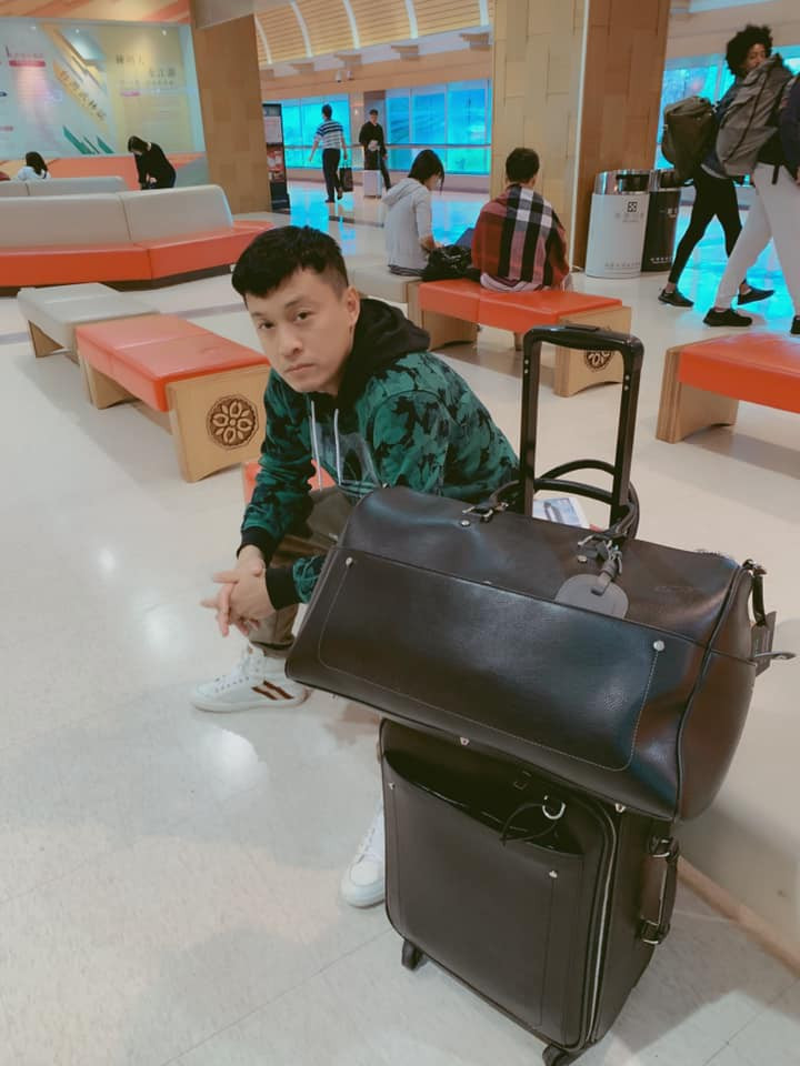 Hình ảnh Lam Trường tại sân bay Đài Loan được anh chia sẻ. Hình ảnh Lam Trường tại sân bay Đài Loan được anh chia sẻ.
