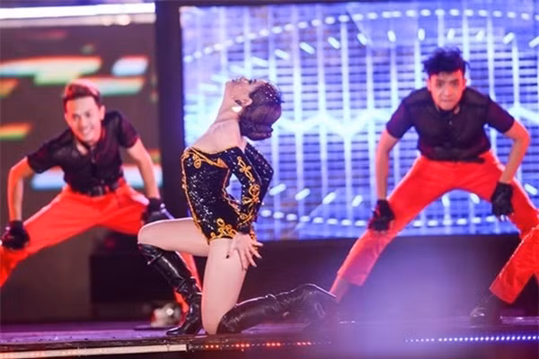 Với hình thể đẹp, cân đối Hoàng Thùy Linh đã không ngại thử các bộ đồ bodysuit không thể ngắn hơn lên sân khấu.