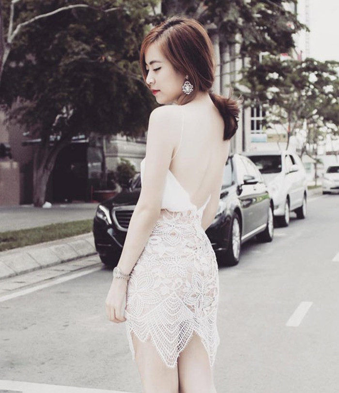 Không chỉ biểu diễn hay đi sự kiện, người đẹp gốc Hà Nội còn khiến cánh mày râu ngẩn ngơ với bộ váy trắng xuyên thấu, hở lưng khi xuống phố.