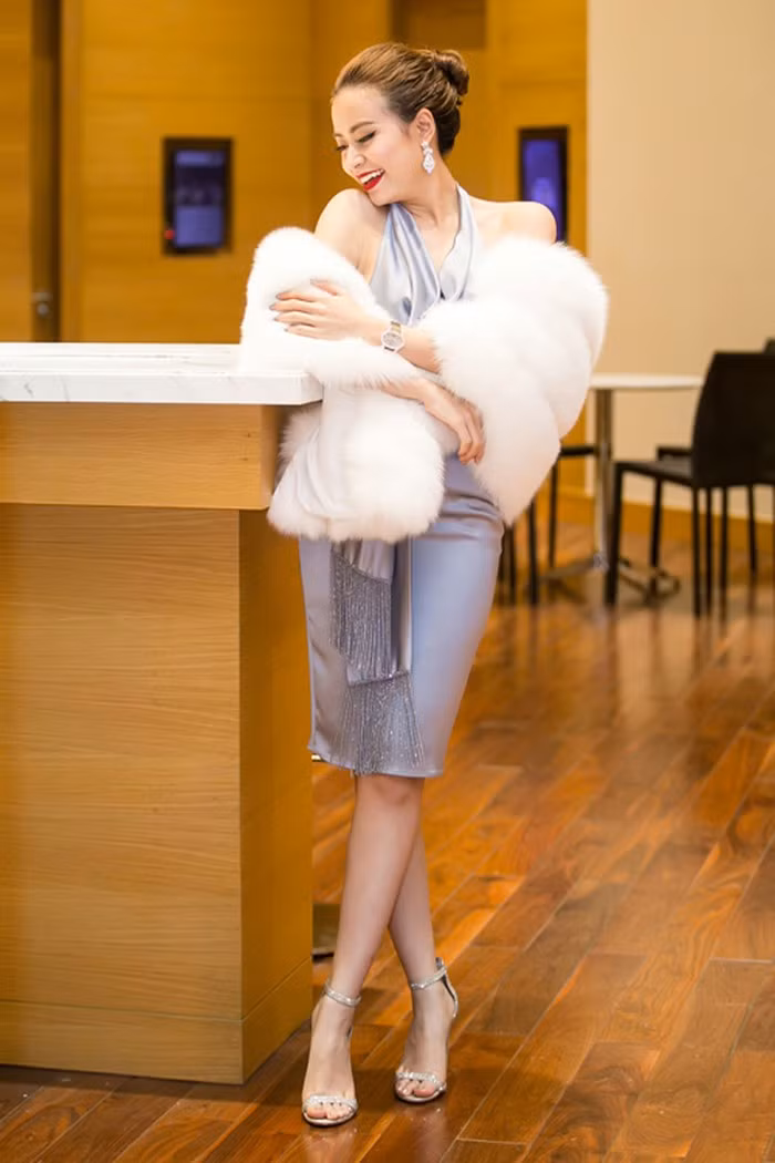 Sang trọng, đẳng cấp, quyến rũ với bộ trang phục cùng phụ kiện đắt tiền