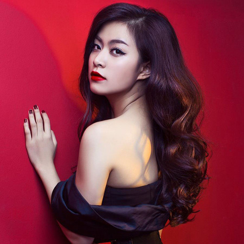 Hầu hết váy đầm đều trễ lưng, phô ra tấm thân gợi cảm cùng làn da trắng nuột nà