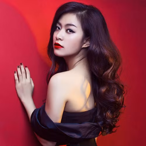 Hầu hết váy đầm đều trễ lưng, phô ra tấm thân gợi cảm cùng làn da trắng nuột nà