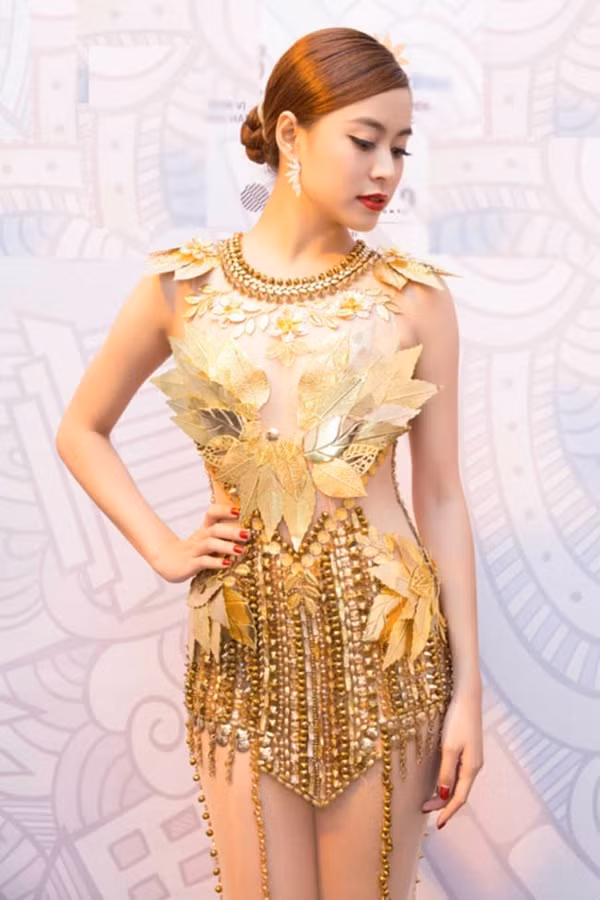 Đã không ít lần người hâm mộ phải ngỡ ngàng vì sự táo bạo trong các thiết kế của cô nàng, từ lớp vải xuyên thấu đến từng đường cắt xẻ táo bạo, từ crop top dáng ngắn không thể ngắn hơn cho đến chiếc quần shorts cũn cỡn kéo chân dài miên man.