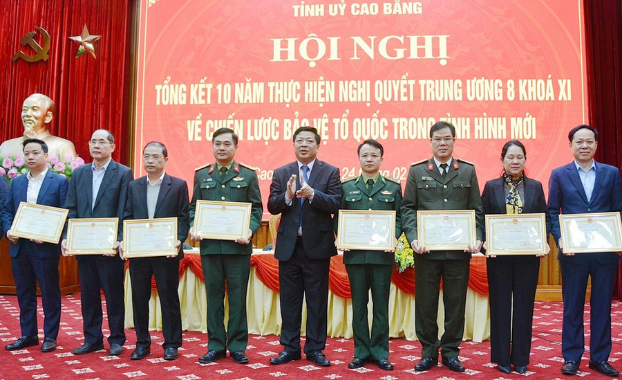 Bí thư Tỉnh ủy Cao Bằng Trần Hồng Minh trao Bằng khen cho các tập thể có thành tích 10 năm thực hiện Nghị quyết Trung ương 8, khóa XI. Bí thư Tỉnh ủy Cao Bằng Trần Hồng Minh trao Bằng khen cho các tập thể có thành tích 10 năm thực hiện Nghị quyết Trung ương 8, khóa XI.