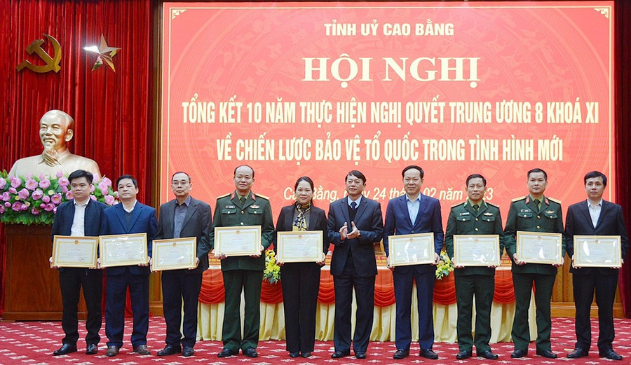 Chủ tịch UBND tỉnh Hoàng Xuân Ánh tặng Bằng khen cho các cá nhân có thành tích 10 năm thực hiện Nghị quyết Trung ương 8, khóa XI. Chủ tịch UBND tỉnh Hoàng Xuân Ánh tặng Bằng khen cho các cá nhân có thành tích 10 năm thực hiện Nghị quyết Trung ương 8, khóa XI.