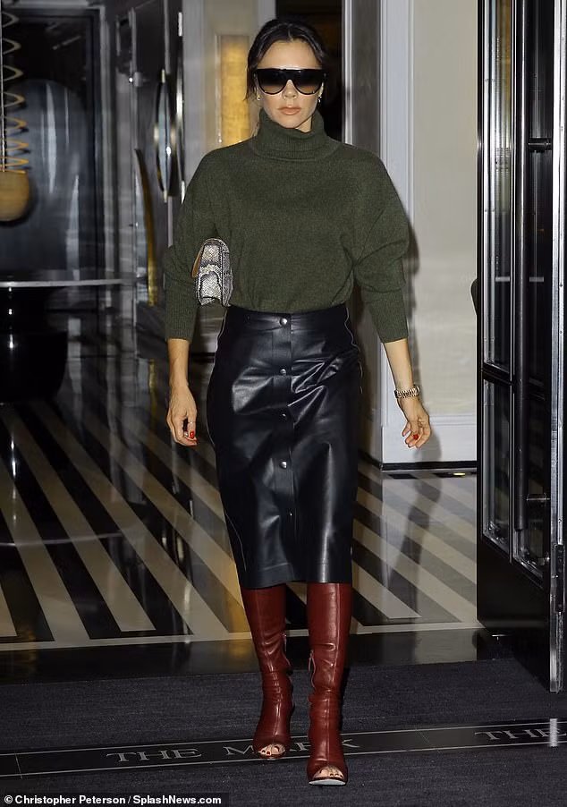 Bà mẹ bốn con diện set đồ thanh lịch, sang trọng do chính cô thiết kế. 