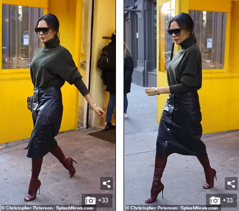 Nhà thiết kế 44 tuổi diện áo len cổ lọ trị giá 1000 USD phối cùng chân đầm da và bốt màu đỏ thẫm sành điệu. 