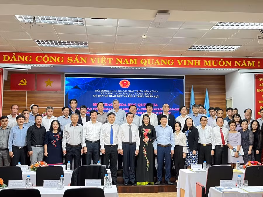 Các đại biểu tham dự hội nghị chụp ảnh kỉ niệm.