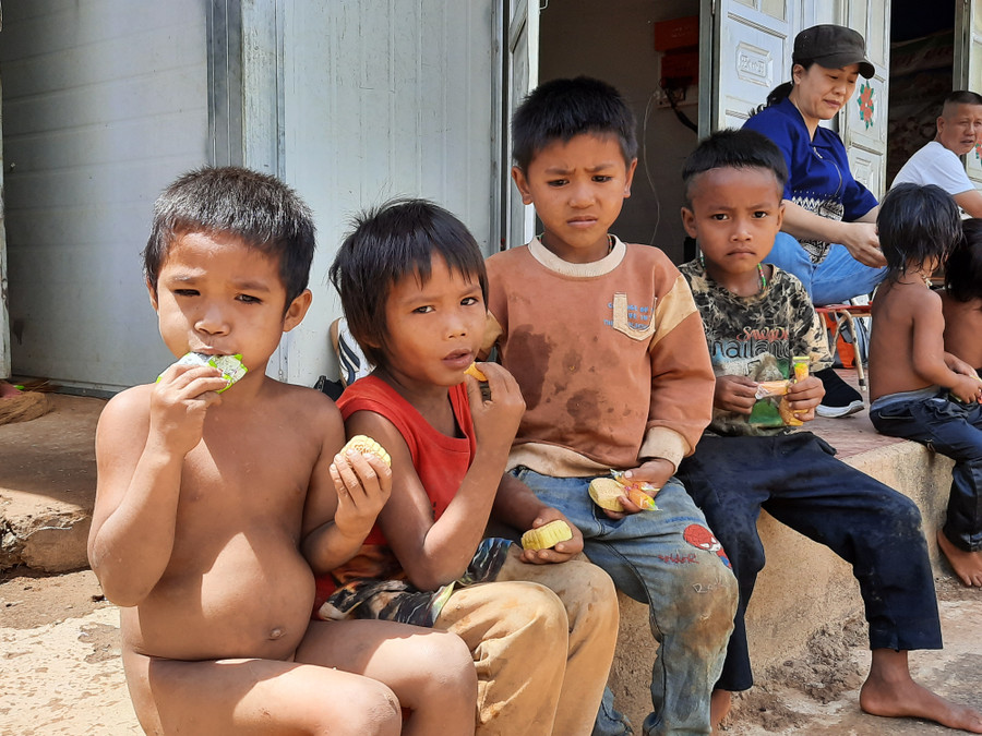 Ở nhiều nơi, vùng sâu, vùng xa, biên giới, phụ huynh đều giao hết con em mình cho thầy, cô. Ở nhiều nơi, vùng sâu, vùng xa, biên giới, phụ huynh đều giao hết con em mình cho thầy, cô.