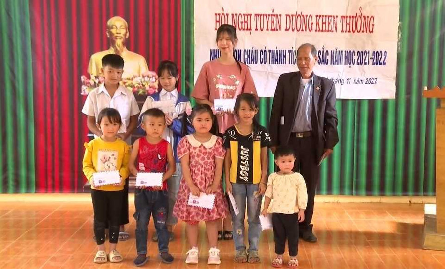 Ông Lò Văn Inh trao thưởng cho con cháu có thành tích cao trong học tập. Ông Lò Văn Inh trao thưởng cho con cháu có thành tích cao trong học tập.