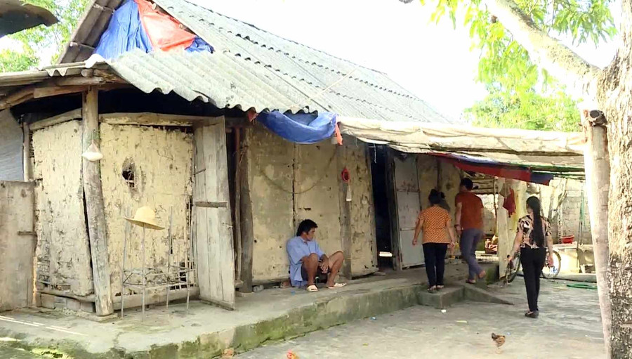 Hàng chục hộ ở Thanh Chăn đang phải sống trong những căn nhà dột nát, xiêu vẹo. Hàng chục hộ ở Thanh Chăn đang phải sống trong những căn nhà dột nát, xiêu vẹo.