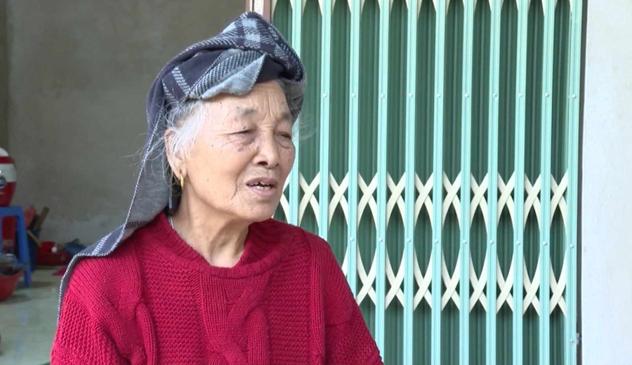 Bà Quàng Thị Sứa bên căn nhà mới được xây dựng. Bà Quàng Thị Sứa bên căn nhà mới được xây dựng.