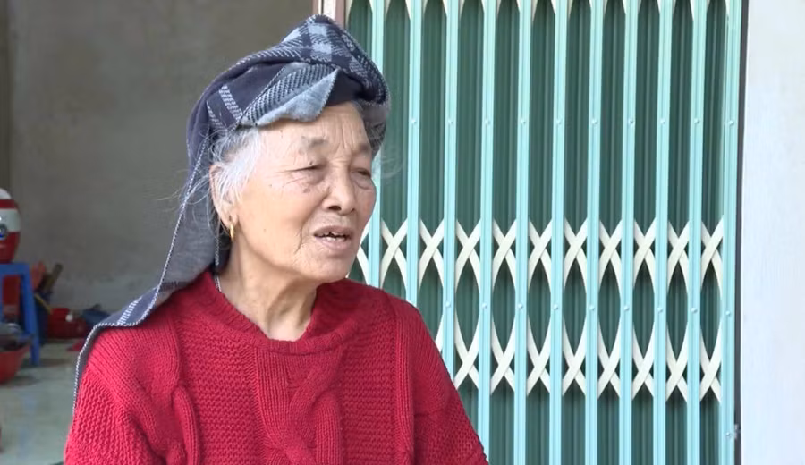 Bà Quàng Thị Sứa bên căn nhà mới được xây dựng.