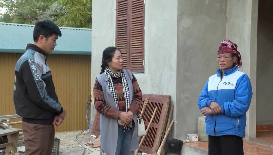 Chị Quàng Thị Thoan (ngoài cùng bên phải) trao đổi với PV bên căn nhà mới của mình. Chị Quàng Thị Thoan (ngoài cùng bên phải) trao đổi với PV bên căn nhà mới của mình.
