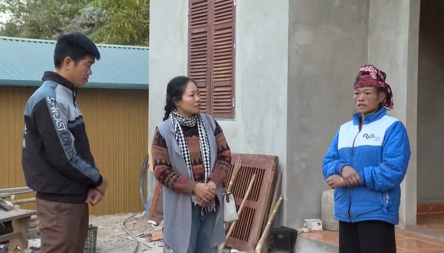 Chị Quàng Thị Thoan (ngoài cùng bên phải) trao đổi với PV bên căn nhà mới của mình.