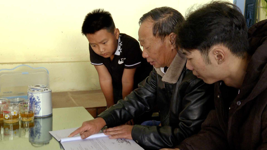 Ông Vì A Hao cùng các cháu. Ông Vì A Hao cùng các cháu.