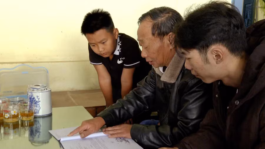 Ông Vì A Hao cùng các cháu.