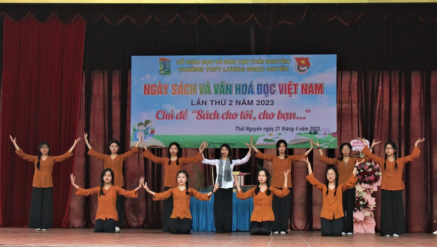 Phần thi sân khấu hóa của học sinh khối 10 trường THPT Lương Ngọc Quyến.