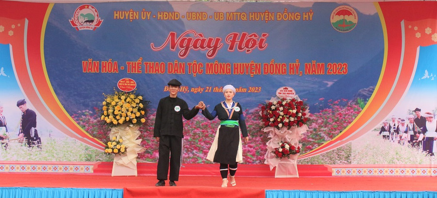 Phần thi trình diễn trang phục dân tộc của đồng bào Mông. Phần thi trình diễn trang phục dân tộc của đồng bào Mông.