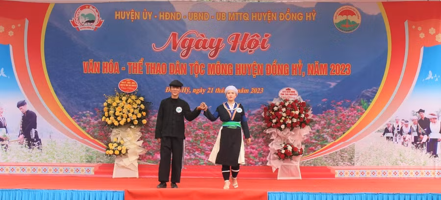 Phần thi trình diễn trang phục dân tộc của đồng bào Mông.