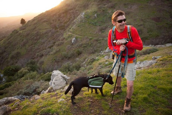 Trevor Thomas và chú chó của mình trong một chuyến du lịch Phượt thủ mù đi du lịch khắp thế giới 1