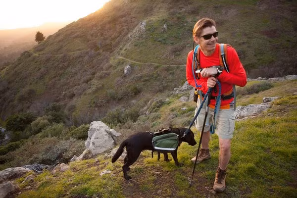 Trevor Thomas và chú chó của mình trong một chuyến du lịch Phượt thủ mù đi du lịch khắp thế giới 1