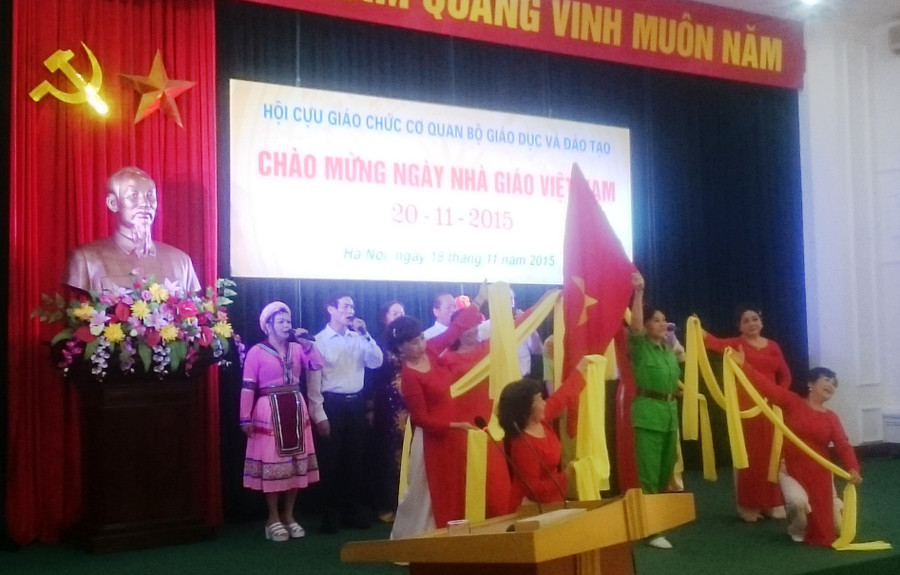 Tôn vinh các nhà giáo trong sự nghiệp trồng người
