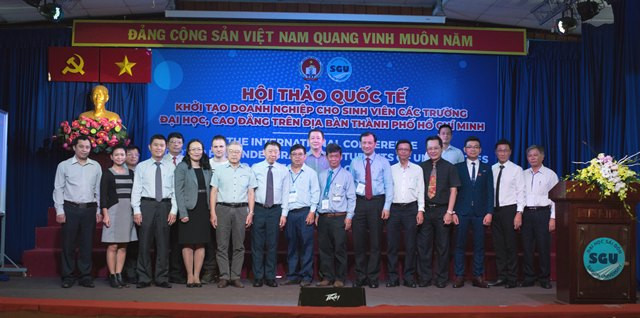 Đại biểu tham dự hội thảo là lãnh đạo các đơn vị chụp hình kỉ niệm tại hội thảo
