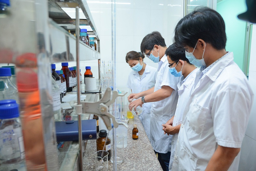 LHU đã điều chế thành công và phát hơn 10.000 chai nước rửa tay diệt khuẩn Nano bạc cho sinh viên,CB-GV và người dân LHU đã điều chế thành công và phát hơn 10.000 chai nước rửa tay diệt khuẩn Nano bạc cho sinh viên,CB-GV và người dân