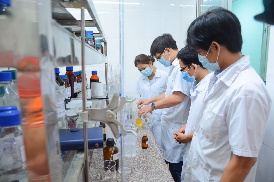 LHU đã điều chế thành công và phát hơn 10.000 chai nước rửa tay diệt khuẩn Nano bạc cho sinh viên,CB-GV và người dân