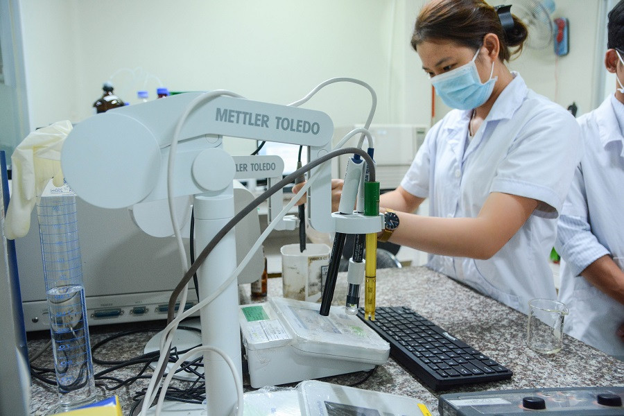 Thầy cô khoa Dược thử nghiệm sản phẩm tại Công ty cổ phần Dược Nature Việt Nam trước khi đem sản phẩm đi đăng ký với Sở Y tế Đồng Nai Thầy cô khoa Dược thử nghiệm sản phẩm tại Công ty cổ phần Dược Nature Việt Nam trước khi đem sản phẩm đi đăng ký với Sở Y tế Đồng Nai