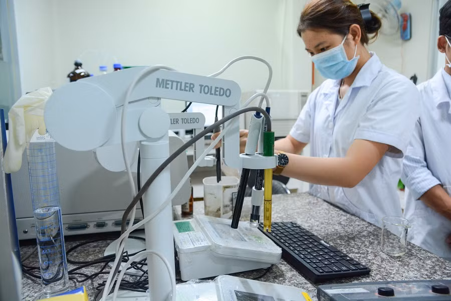 Thầy cô khoa Dược thử nghiệm sản phẩm tại Công ty cổ phần Dược Nature Việt Nam trước khi đem sản phẩm đi đăng ký với Sở Y tế Đồng Nai