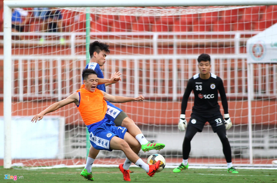 Không có sự chỉ đạo của HLV trưởng, các cầu thủ Hà Nội sẽ gặp bất lợi trong việc tập trung thi đấu. Hai trận gần nhất, đội bóng thủ đô đều bị gỡ hòa vào những phút cuối trận. Không có sự chỉ đạo của HLV trưởng, các cầu thủ Hà Nội sẽ gặp bất lợi trong việc tập trung thi đấu. Hai trận gần nhất, đội bóng thủ đô đều bị gỡ hòa vào những phút cuối trận.