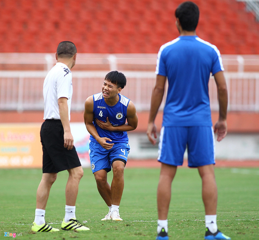 Một sự vắng mặt khác của Hà Nội là hậu vệ Nguyễn Văn Dũng. Anh phải nghỉ vì dính 3 thẻ vàng. Văn Dũng là người bị hậu vệ HAGL Vũ Văn Thanh đạp bóng, dẫn đến chấn thương chưa hồi phục. Một sự vắng mặt khác của Hà Nội là hậu vệ Nguyễn Văn Dũng. Anh phải nghỉ vì dính 3 thẻ vàng. Văn Dũng là người bị hậu vệ HAGL Vũ Văn Thanh đạp bóng, dẫn đến chấn thương chưa hồi phục.