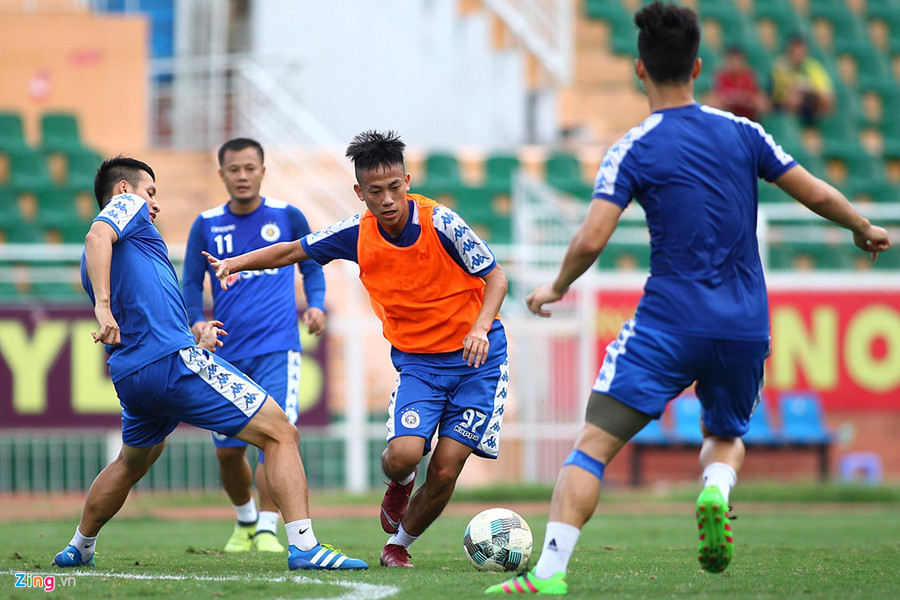 Khi đó, Hà Nội băng băng về đích với mạch trận bất bại từ đầu mùa đã phải "phơi áo" với 5 bàn thua. Trong số đó, cựu tiền đạo Da Sylva ghi 4 bàn. Khi đó, Hà Nội băng băng về đích với mạch trận bất bại từ đầu mùa đã phải "phơi áo" với 5 bàn thua. Trong số đó, cựu tiền đạo Da Sylva ghi 4 bàn.