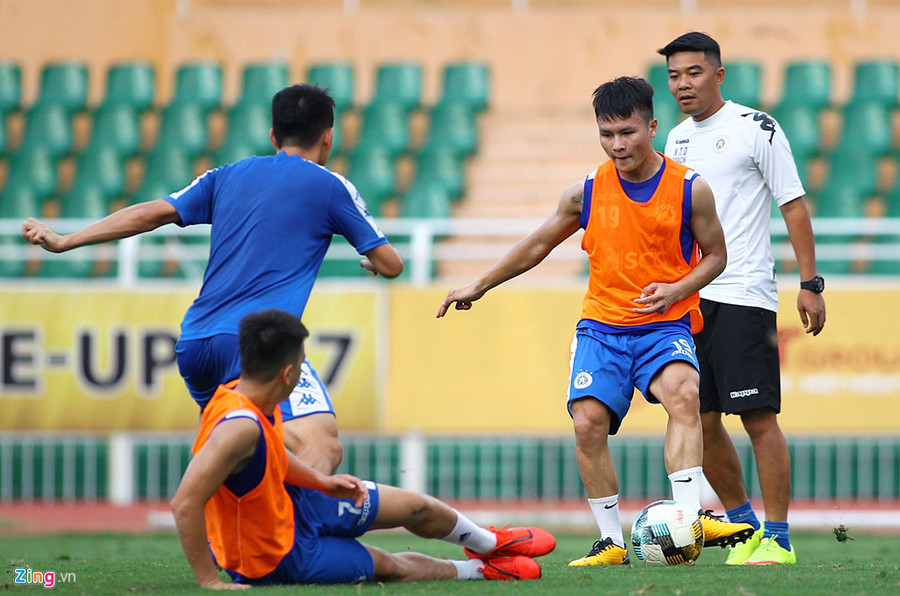 Quang Hải và đồng đội có buổi làm quen sân vào chiều 20/7. Hải "con" cùng Oseni chính là hai người đã ghi 2 bàn danh dự trong trận thua 2-5 trước Sài Gòn vào tháng 6 năm ngoái. Quang Hải và đồng đội có buổi làm quen sân vào chiều 20/7. Hải "con" cùng Oseni chính là hai người đã ghi 2 bàn danh dự trong trận thua 2-5 trước Sài Gòn vào tháng 6 năm ngoái.