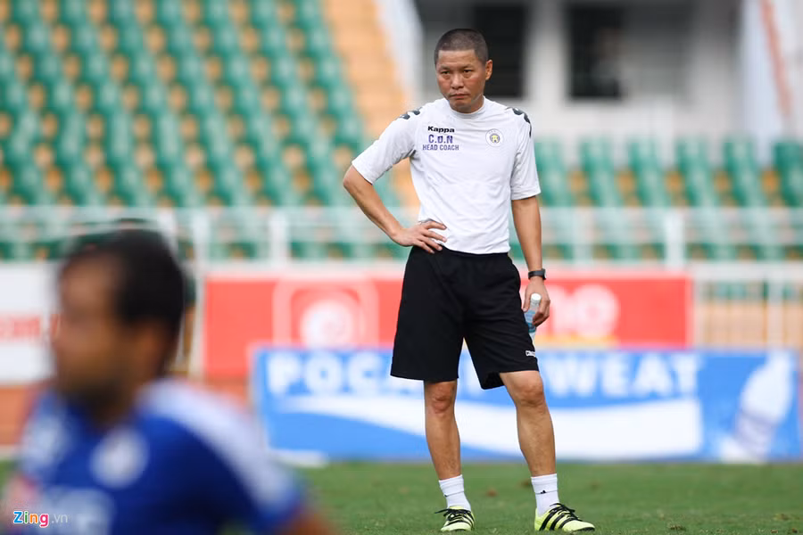 Thất bại năm đó khiến HLV Chu Đình Nghiêm bị đặt rất nhiều câu hỏi. Năm nay, ông Nghiêm đang bị kỷ luật cấm chỉ đạo nên sẽ không thể ngồi trong khu kỹ thuật.