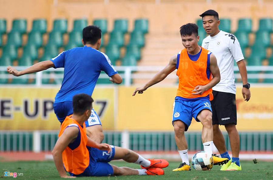 Quang Hải và đồng đội có buổi làm quen sân vào chiều 20/7. Hải "con" cùng Oseni chính là hai người đã ghi 2 bàn danh dự trong trận thua 2-5 trước Sài Gòn vào tháng 6 năm ngoái.