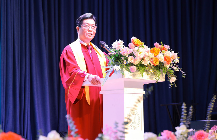 PGS.TS Trần Hoàng Hải – Quyền Hiệu trưởng Trường ĐH Luật TPHCM phát biểu tại lễ trao bằng. PGS.TS Trần Hoàng Hải – Quyền Hiệu trưởng Trường ĐH Luật TPHCM phát biểu tại lễ trao bằng.