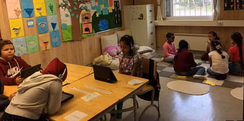 Các học sinh học theo nhóm để thảo luận