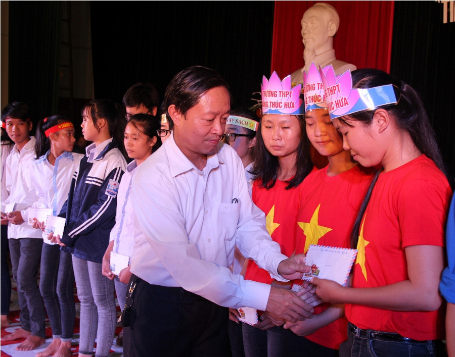 Dịp này,40 suất học bổng cũng được các nhà tài trợ trao cho học sinh nghèo vượt khó trong học tập của huyện Thanh Chương Dịp này,40 suất học bổng cũng được các nhà tài trợ trao cho học sinh nghèo vượt khó trong học tập của huyện Thanh Chương