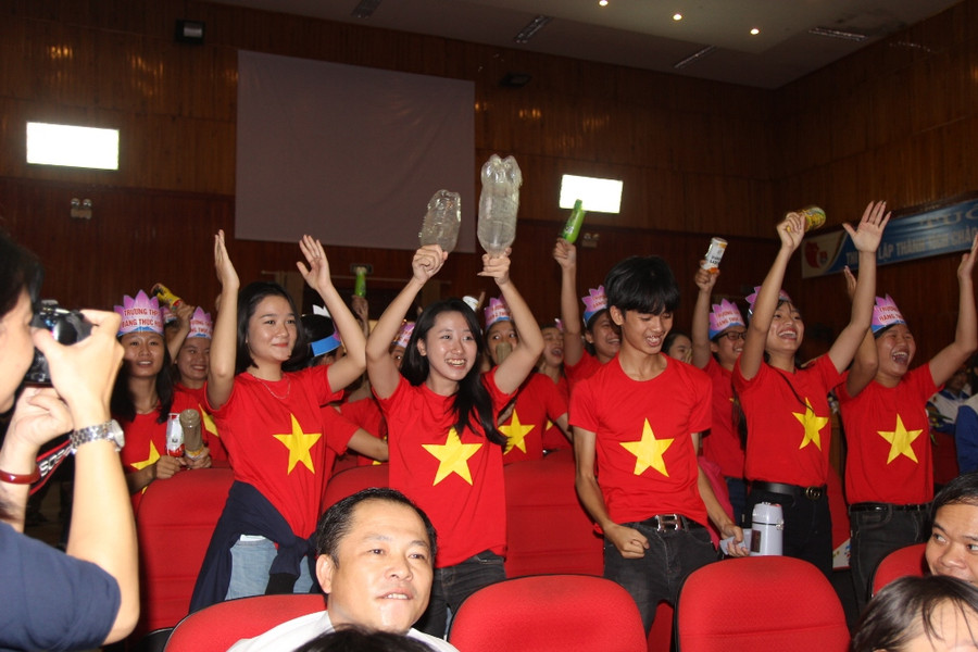 Rất đông khán giả cổ vũ nhiệt tình cho các bạn thí sinh Rất đông khán giả cổ vũ nhiệt tình cho các bạn thí sinh