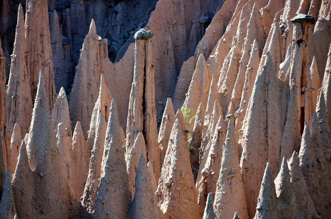 Khám phá bí ẩn về những kim tự tháp bằng đất độc đáo ở nước Ý - Ảnh 9. Khám phá bí ẩn về những kim tự tháp bằng đất độc đáo ở nước Ý - Ảnh 9.