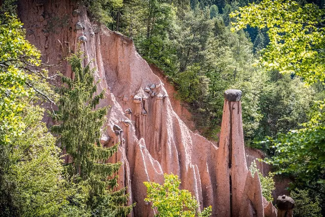 Khám phá bí ẩn về những kim tự tháp bằng đất độc đáo ở nước Ý - Ảnh 6.