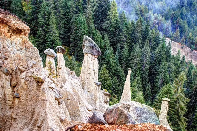 Khám phá bí ẩn về những kim tự tháp bằng đất độc đáo ở nước Ý - Ảnh 5.